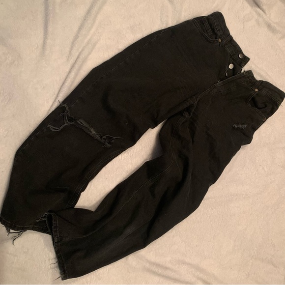 👖 Black H&M Mom Jeans with Cutout - Picture 1 of 4